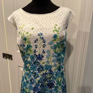 Sleeveless lace dress